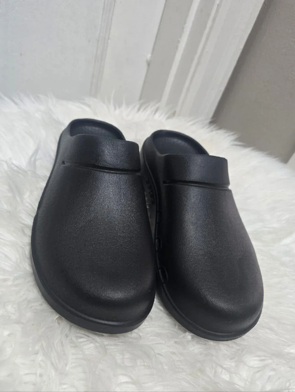 OOFOS lightweight slip
